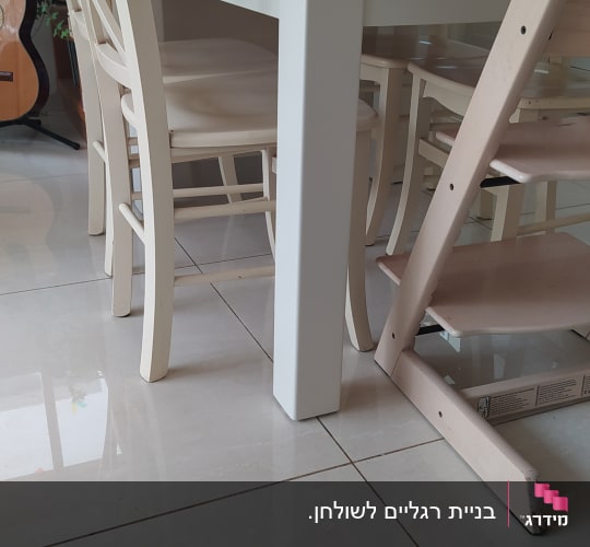 שולחן עץ לבן עם רגליים חזקות
